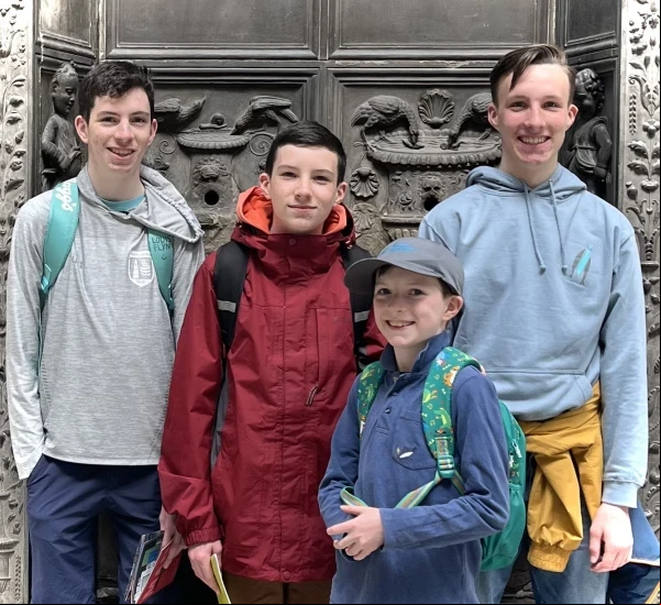 Los hermanos Flynn —de 18, 16, 14 y 10 años— de Irlanda han convertido su iración por el beato Carlo Acutis en una película de LEGO. Crédito: Foto cortesía de la familia Flynn.