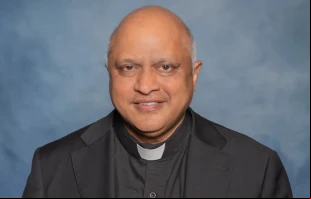 El P. Arul Carasala fue párroco en la Arquidiócesis de Kansas City, Kansas, durante más de 20 años. Crédito: Cortesía de la Arquidiócesis de Kansas City.