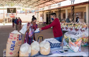 Catholic Relief Services distribuye alimentos a escolares en una escuela del departamento de Totonicapán (Guatemala) con la ayuda de padres voluntarios. Crédito: Catholic Relief Services.