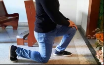 Genuflexión ante el Santísimo.