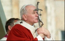 San Juan Pablo II aferrado a la cruz