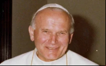 El Papa San Juan Pablo II sonriendo.