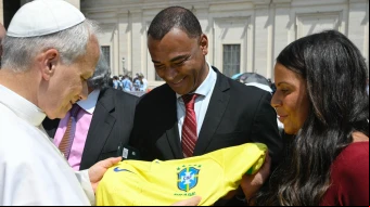 El Papa León XIV recibe la camiseta de Brasil de manos de Cafú.