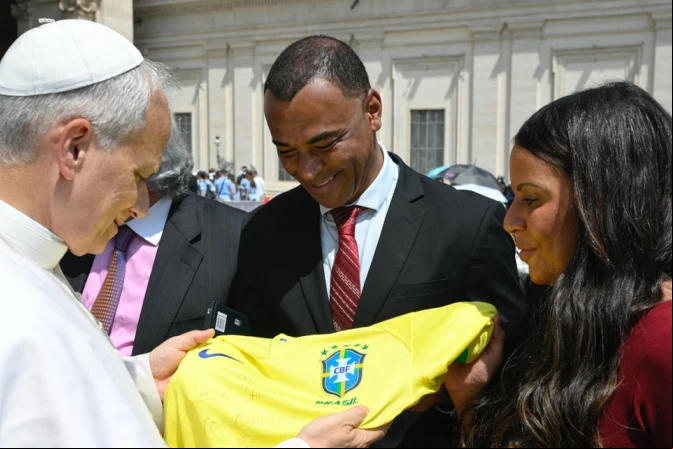 El Papa León XIV recibe la camiseta de Brasil de manos de Cafú 11062025