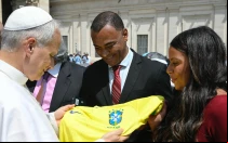 El Papa León XIV recibe la camiseta de Brasil de manos de Cafú.