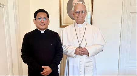 El Papa León XIV junto a su amigo el P. Hugo Gabriel el domingo 12 de mayo en el Vaticano