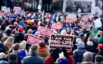 Miles participan en la Marcha por la Vida 2025 en Washington.