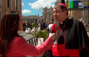 Montse Alvarado, presidenta y directora de operaciones de EWTN News, entrevista al Cardenal Christoph Pierre. Crédito: EWTN.