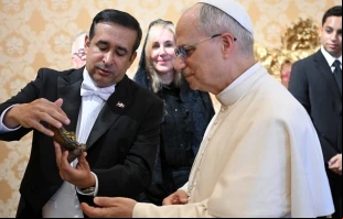 El embajador le regaló a León XIV una representación de el Cristo de la Misericordia Crédito: Vatican Media