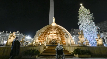 Papa Francisco ante pesebre en el Vaticano
