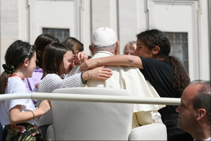 Niños rodean al Papa Francisco en la Plaza de San Pedro