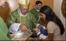 El Obispo de Getafe (España), Mons. Ginés García Beltrán, bautizó el sábado 5 de octubre a 17 niños cuyos padres rechazaron el aborto y dijeron sí a la vida.