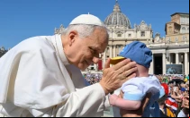 Imagen referencial del Papa León XIV con un niño pequeño