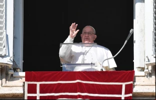 El Papa Francisco saluda y bendice a los fieles congregados en la Plaza de San Pedro del Vaticano para el rezo del Ángelus, el domingo 29 de diciembre de 2024. Crédito: Vatican Media.