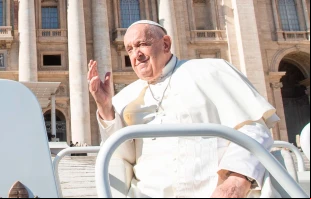 El Papa Francisco en la Plaza de San Pedro en la audiencia general del 30 de octubre de 2024. Crédito: Daniel Ibáñez / EWTN News.