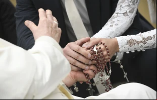El Papa Francisco bendice a una pareja de recién casados ​​durante su audiencia general del miércoles 17 de enero de 2024 en el Aula Pablo VI del Vaticano. Crédito: Vatican Media.