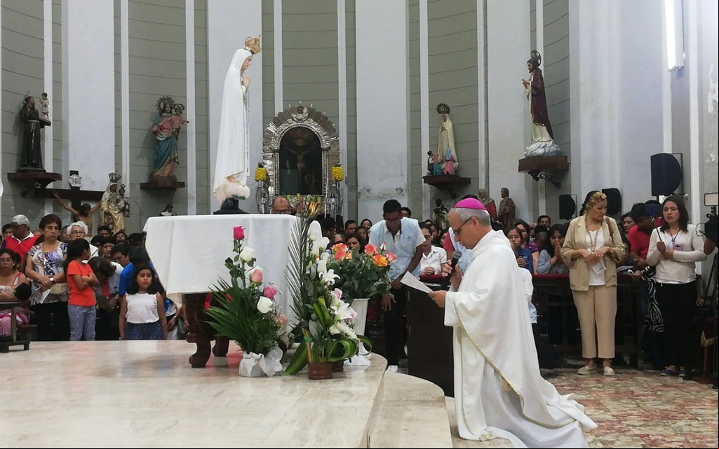 El Papa León XIV, cuando era Obispo de Chiclayo, haciendo la oración de consagración ante la Virgen de Fátima.?w=200&h=150