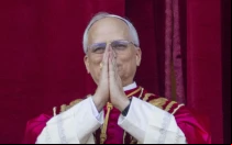 El Papa León XIV en el balcón de la Basílica de San Pedro en el Vaticano.