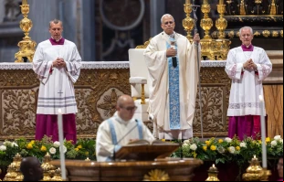 León XIV presidió una Misa en la Basílica de San Pedro del Vaticano, con motivo del Jubileo de la Santa Sede, uno de los actos previstos en el Año Santo 2025. Crédito: Daniel Ibáñez/EWTN News.