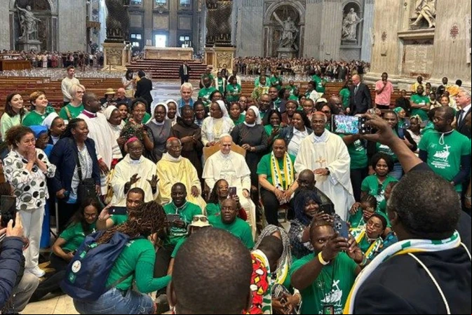 El Papa León XIV con los participantes de la peregrinación por la paz en África, en la Basílica de San Pedro en el Vaticano 26052025