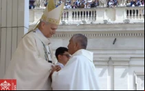El Papa León XIV y el P. Guillermo Inca, sacerdote peruano, durante el rito de obediencia en la Misa de inauguración del pontificado.