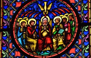 Vitral de Pentecostés en un templo en la cuidad de Bayeux, . Crédito: Jorisvo / Canva
