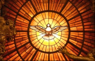 Imagen del Espíritu Santo en un vitral de la Basílica de San Pedro del Vaticano. Crédito: Dnalor 01, CC BY-SA 3.0