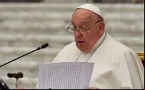 Imagen del Papa Francisco durante su discurso en la sesión final del Sínodo de la Sinodalidad