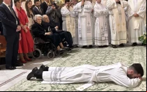 Los abuelos de Gonzalo Portillo asisten a su ordenación sacerdotal en Cartagena (España).