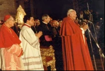 Mons. Josu00e9 Antonio Eguren es el segundo de la izquierda, con el alba blanca