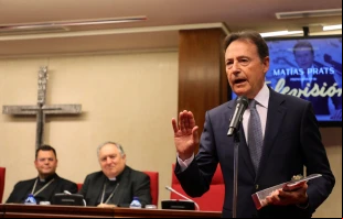 El periodista Matías Prats agradece un Premio ¡Bravo! concedido por los obispos españoles. Crédito: CEE.