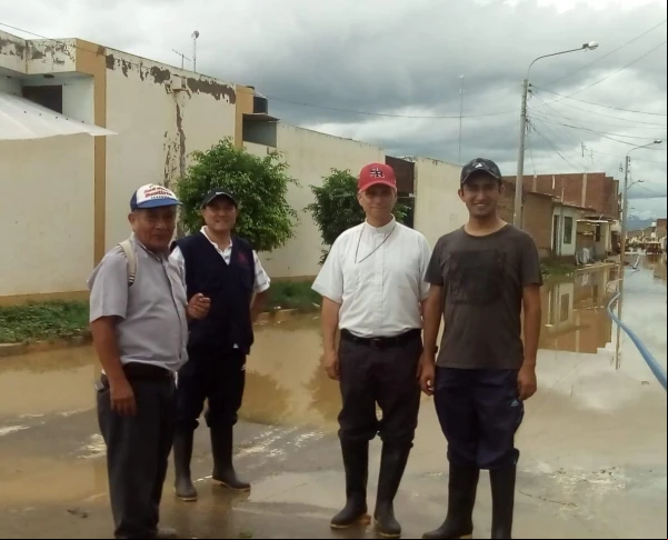 El P. Luis con el entonces Mons. Robert Prevost en 2017, cuando el fenomeno de "El Niño Costero" inundó el pueblo de Illimo. Crédito: Cortesía de Parroquia San Juan María Vianney de Chiclayo.