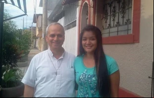 Mildred, la ahijada peruana del Papa León XIV, comparte su testimonio y fotos con el entonces P. Robert Prevost. Crédito: Mildred Camacho
