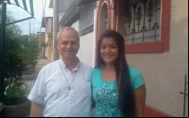 Mildred, la ahijada peruana del Papa León XIV, comparte su testimonio y fotos con el entonces P. Robert Prevost.