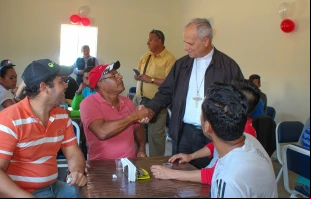 Mons. Robert Prevost (hoy León XIV) en la inauguración del comedor Nuestra Señora de Chota de la parroquia Señor de los Milagros, en Campodónico, Chiclayo, 2019. Crédito: Cortesía de Janinna Sesa Córdova - Cáritas Chiclayo