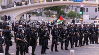 Manifestación del Departamento de Policía de Los Ángeles (LAPD) al entrar en vigor el toque de queda en Los Ángeles el 10 de junio de 2025, tras días de protestas en respuesta a operativos federales de inmigración que provocaron enfrentamientos en el centro de la ciudad.