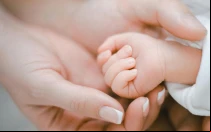 Imagen referencial de una madre con su hijo.