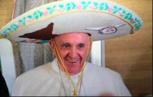 El Papa Francisco durante el vuelo que lo llevó a México Crédito: Alan Holdren