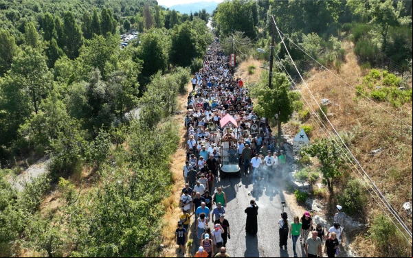 Una toma de dron de la procesión eucarística que se dirige al sitio de la ermita de San Chárbel y al monasterio de San Marón-Annaya, donde se celebró la Misa el 22 de julio de 2024. Crédito: P. Chadi Bechara.
