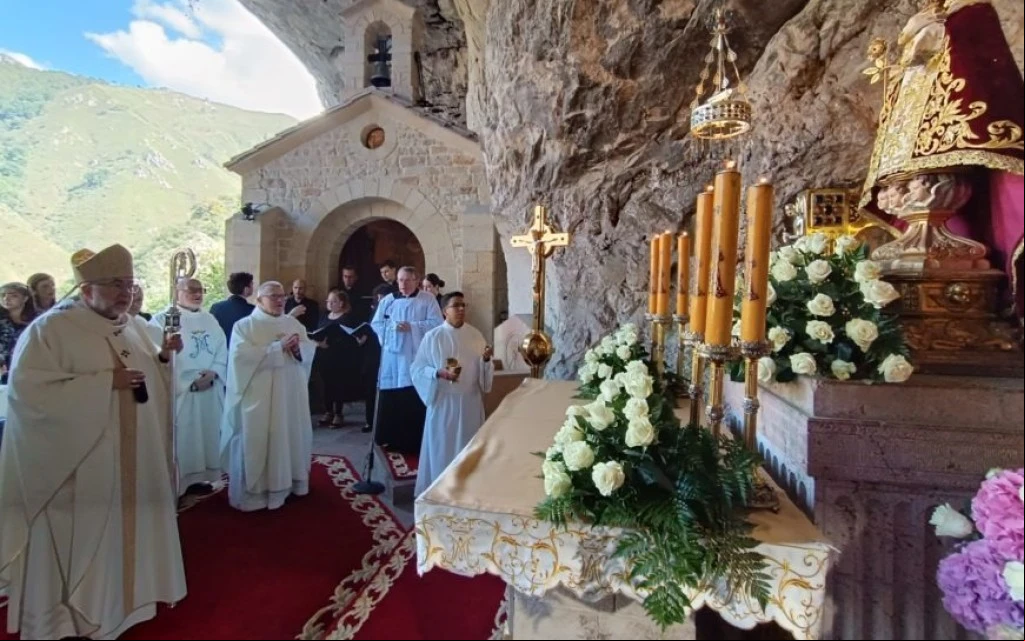 Mons. Jesús Sanz Montes, Arzobispo de Oviedo, en la cueva santa de Covadonga, en 2024.?w=200&h=150