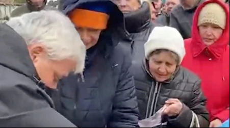 El Cardenal Krajewski mientras distribuye comida para los ucranianos