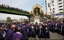 Recorrido del Señor de los Milagros por las calles de la ciudad de Lima.