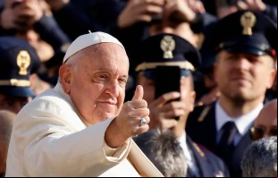 El Papa Francisco llega a su audiencia general semanal en la Plaza de San Pedro en el Vaticano, el 13 de noviembre de 2024. Crédito: Riccardo De Luca / Shutterstock