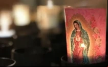 Veladora con imagen de la Virgen de Guadalupe.