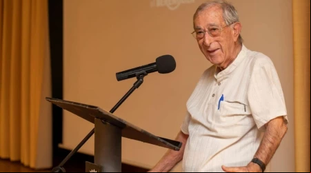 El misionero español Vicente Berenguer, condecorado por el Rey Felipe VI.